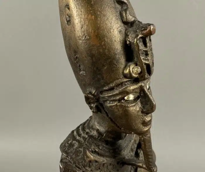 Statuette aus Bronze. Osiris als Mumie mit seinen Insignien und der Krone von Oberägypten. H mit Marmorsockel  32 cm – Bild 8