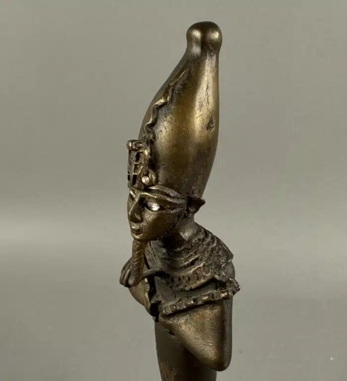 Statuette aus Bronze. Osiris als Mumie mit seinen Insignien und der Krone von Oberägypten. H mit Marmorsockel  32 cm – Bild 9