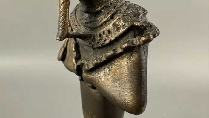 Statuette aus Bronze. Osiris als Mumie mit seinen Insignien und der Krone von Oberägypten. H mit Marmorsockel  32 cm – Bild 10