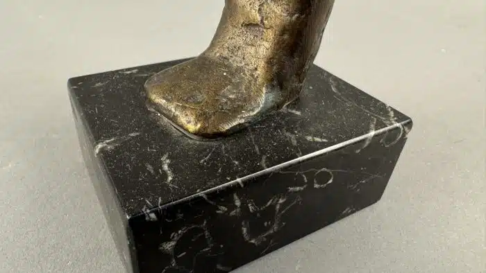 Statuette aus Bronze. Osiris als Mumie mit seinen Insignien und der Krone von Oberägypten. H mit Marmorsockel  32 cm – Bild 11