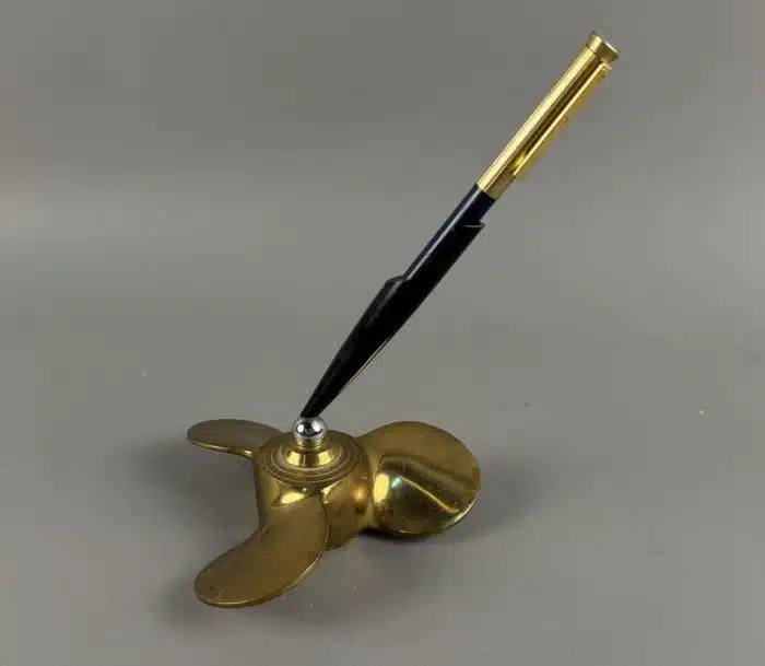Parker Stifthalter in Form einer Schiffschraube. Aus Messing 