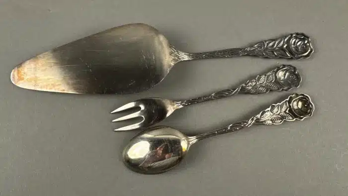 je 6 Stück Kafeelüffel und Kuchengabeln mit Tortenheber und Zuckerzange im originalen Karton Hildesheimer Rose GS Georg Schreiter 90er Silberauflage – Bild 5