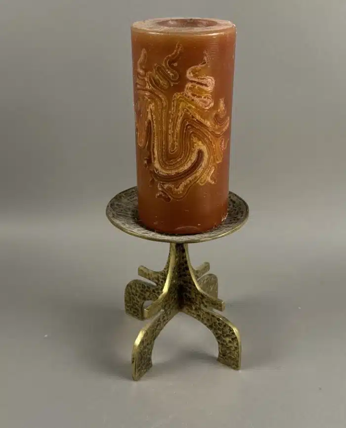 Brutalistischer, skulpturaler Messing Kerzenständer 50 -60er vieleicht Goll mit Kerze H 33 cm