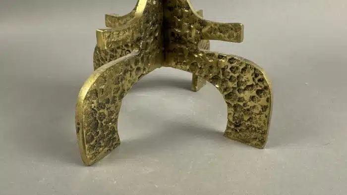 Brutalistischer, skulpturaler Messing Kerzenständer 50 -60er vieleicht Goll mit Kerze H 33 cm – Bild 3