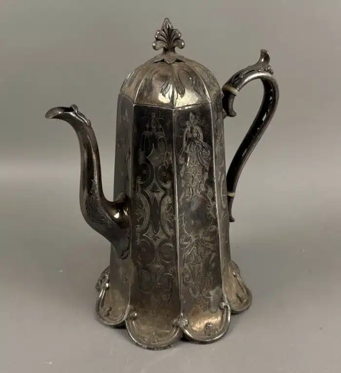 Versilberte englische Teekanne von James Dixon & Sons, um 1900 Hergestellt im Vereinigten Königreich H 29 cm