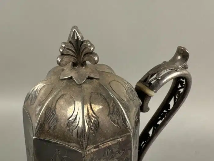 Versilberte englische Teekanne von James Dixon & Sons, um 1900 Hergestellt im Vereinigten Königreich H 29 cm – Bild 2
