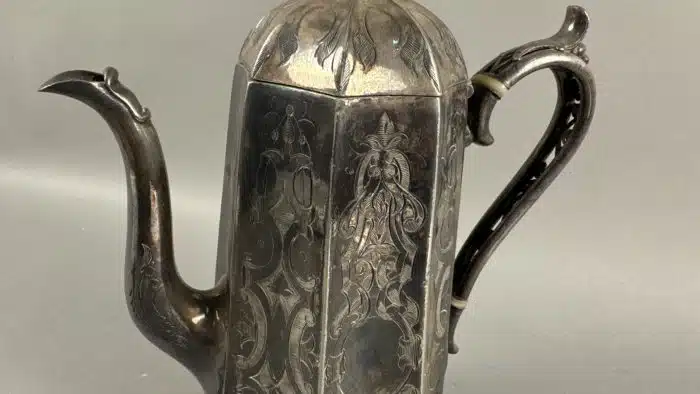 Versilberte englische Teekanne von James Dixon & Sons, um 1900 Hergestellt im Vereinigten Königreich H 29 cm – Bild 3