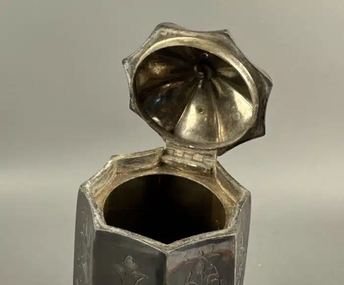 Versilberte englische Teekanne von James Dixon & Sons, um 1900 Hergestellt im Vereinigten Königreich H 29 cm – Bild 5