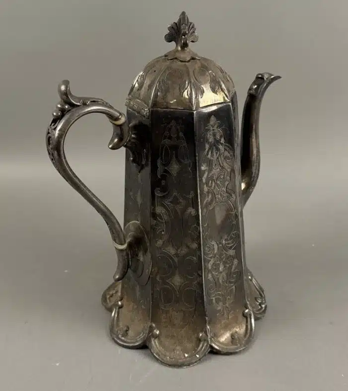 Versilberte englische Teekanne von James Dixon & Sons, um 1900 Hergestellt im Vereinigten Königreich H 29 cm – Bild 7