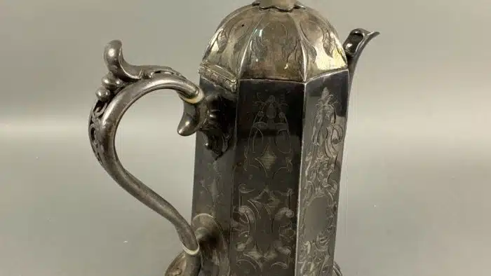 Versilberte englische Teekanne von James Dixon & Sons, um 1900 Hergestellt im Vereinigten Königreich H 29 cm – Bild 8