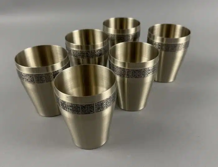 6 Stk. Schnaps Spirituosenbecher - umlaufendes, ornamentales Band H 11 cm