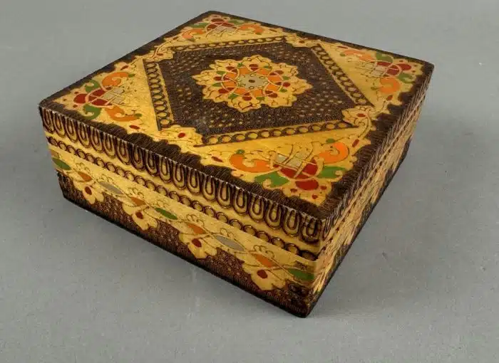 Schatzkiste aus Holz  14x14 cm H 6 cm
