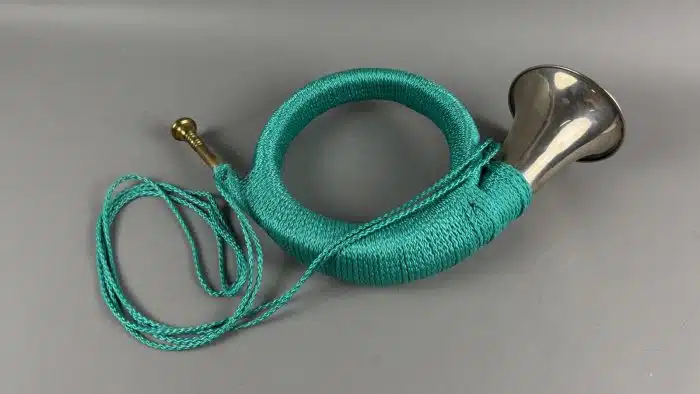 großes Jagdhorn, die Schnecke umwickelt mit einer grünen Kordel, gebraucht, sehr guter Erhaltungszustand