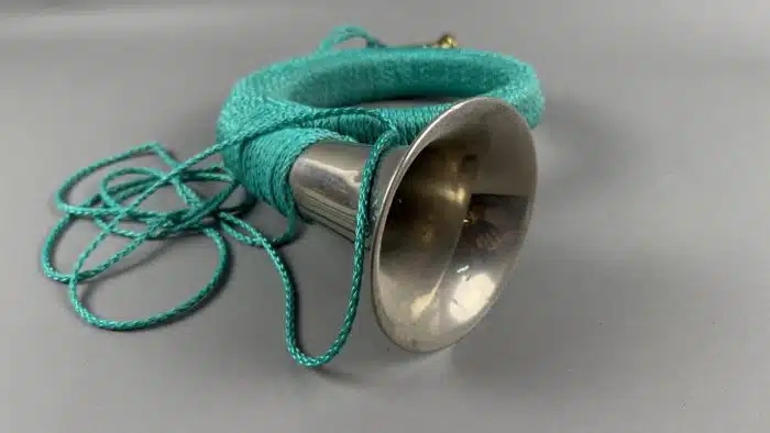 großes Jagdhorn, die Schnecke umwickelt mit einer grünen Kordel, gebraucht, sehr guter Erhaltungszustand – Bild 4