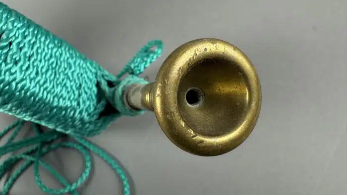 großes Jagdhorn, die Schnecke umwickelt mit einer grünen Kordel, gebraucht, sehr guter Erhaltungszustand – Bild 5