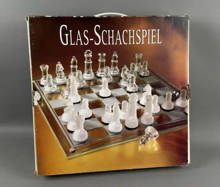 Glas - Schachspiel  Das Spiel besteht aus einer transparenten Glasplatte (Schachbrett) sowie edlen, satinierten und klaren Glasfiguren
