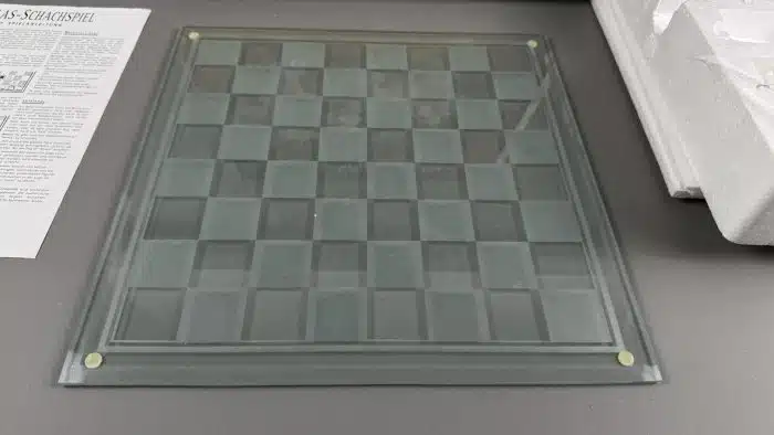 Glas - Schachspiel  Das Spiel besteht aus einer transparenten Glasplatte (Schachbrett) sowie edlen, satinierten und klaren Glasfiguren – Bild 2