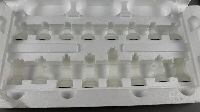 Glas - Schachspiel  Das Spiel besteht aus einer transparenten Glasplatte (Schachbrett) sowie edlen, satinierten und klaren Glasfiguren – Bild 3