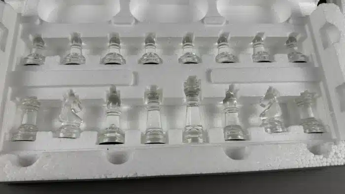 Glas - Schachspiel  Das Spiel besteht aus einer transparenten Glasplatte (Schachbrett) sowie edlen, satinierten und klaren Glasfiguren – Bild 4