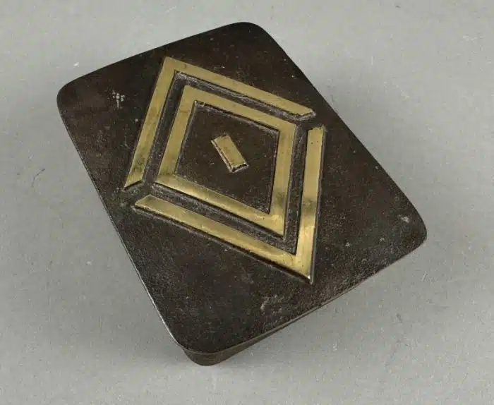 massive schwere Messing Schatulle - Deckel mit Emblem 14 x 10,5 H 6 cm