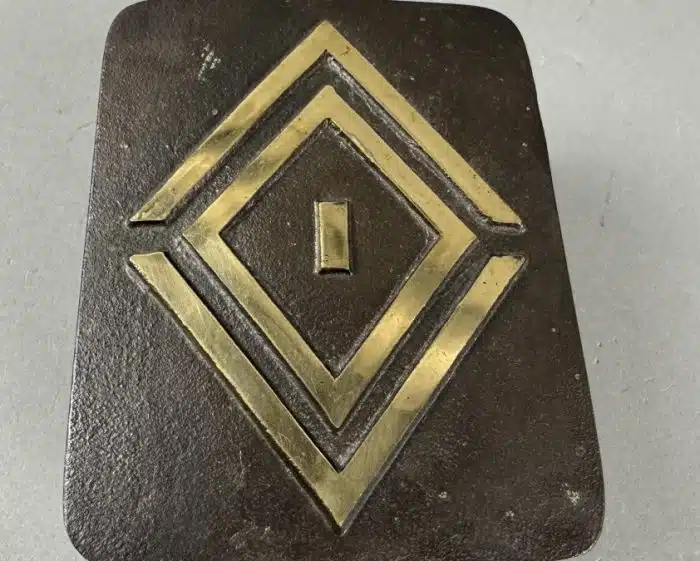 massive schwere Messing Schatulle - Deckel mit Emblem 14 x 10,5 H 6 cm – Bild 2
