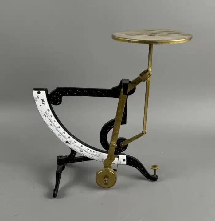 Antike Briefwaage um 1910 weiße Emailleskala Höhe ca. 22 cm.