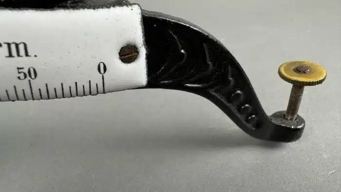 Antike Briefwaage um 1910 weiße Emailleskala Höhe ca. 22 cm. – Bild 4