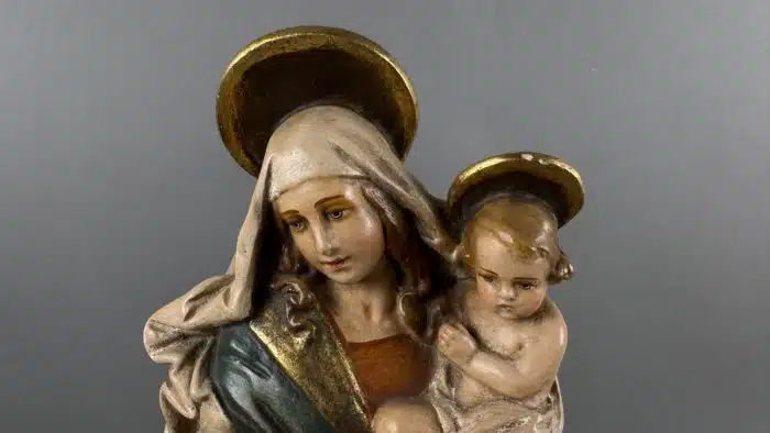 Madonna mit Kind Heiligenfigur aus Gips Polychrom gefasst Madonna mit dem Jesuskind H 43 cm – Bild 4