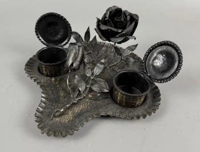 geschmiedetes Schreibtischset mit Rosen und zwei Behältern