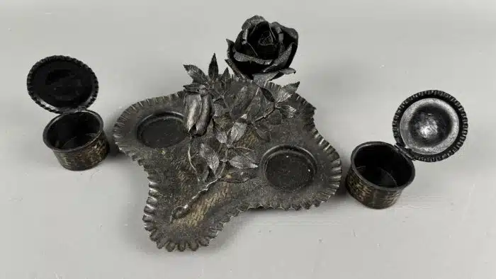 geschmiedetes Schreibtischset mit Rosen und zwei Behältern – Bild 5