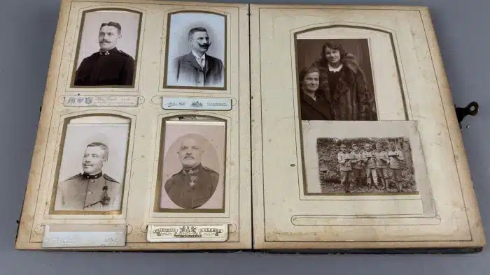 Jugendstil Fotoalbum mit vielen Bildern, teilweise militärisch – Bild 7