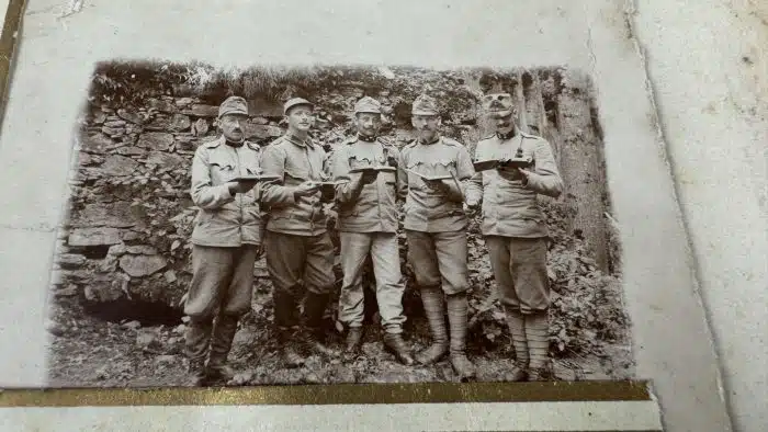 Jugendstil Fotoalbum mit vielen Bildern, teilweise militärisch – Bild 9