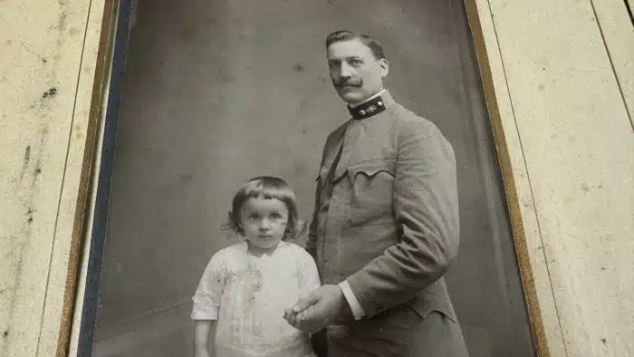 Jugendstil Fotoalbum mit vielen Bildern, teilweise militärisch – Bild 11