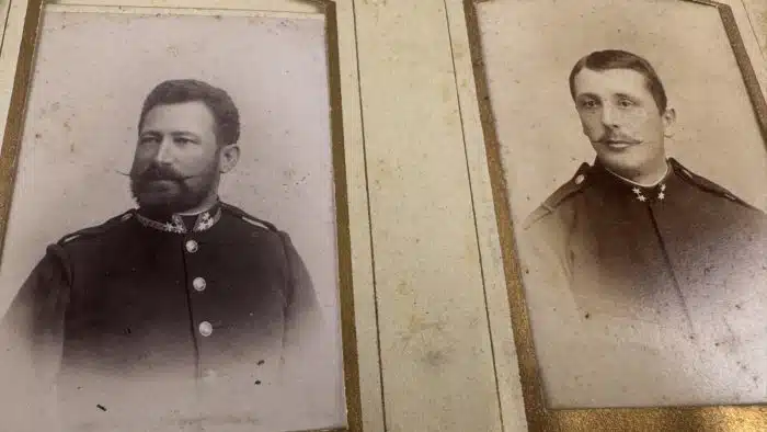 Jugendstil Fotoalbum mit vielen Bildern, teilweise militärisch – Bild 14