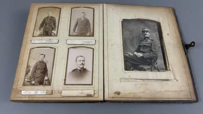 Jugendstil Fotoalbum mit vielen Bildern, teilweise militärisch – Bild 15