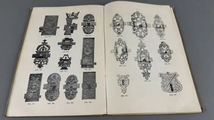 Die Kunstformen der schmiedeeisernen Beschläge - Ein Beitrag zur Stillehre  Carl Zetzsche Lübeck 1912 – Bild 6