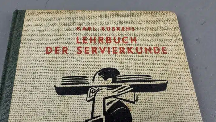 Lehrbuch der Servierkunde Erschienen 1947 – Bild 2