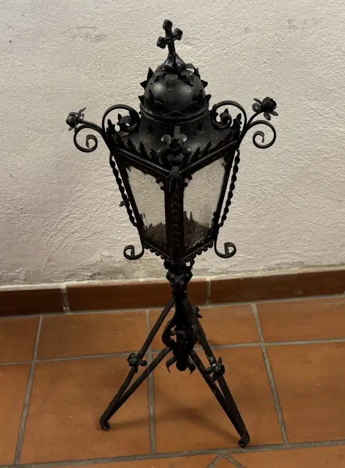 Halbhohe Historismus-Schmiedeeisenlaterne um 1930 Schmiedeeisengestell in floraler Ausführung, trichterförmiger Korpus mit 4-seitiger Verglasung - teilw. kaputt  H. ca. 80 cm