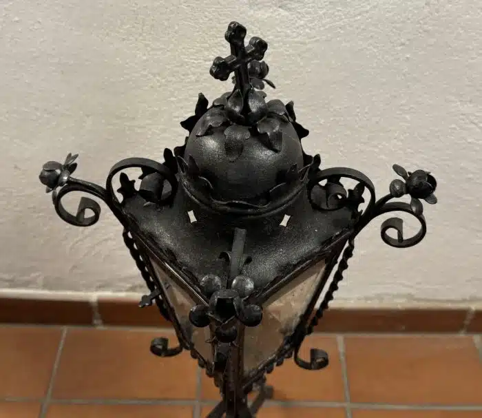 Halbhohe Historismus-Schmiedeeisenlaterne um 1930 Schmiedeeisengestell in floraler Ausführung, trichterförmiger Korpus mit 4-seitiger Verglasung - teilw. kaputt  H. ca. 80 cm – Bild 2