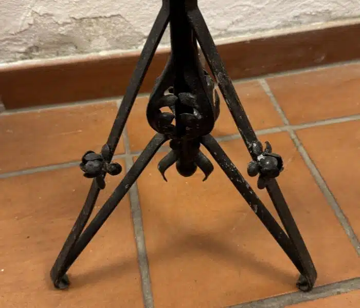Halbhohe Historismus-Schmiedeeisenlaterne um 1930 Schmiedeeisengestell in floraler Ausführung, trichterförmiger Korpus mit 4-seitiger Verglasung - teilw. kaputt  H. ca. 80 cm – Bild 3