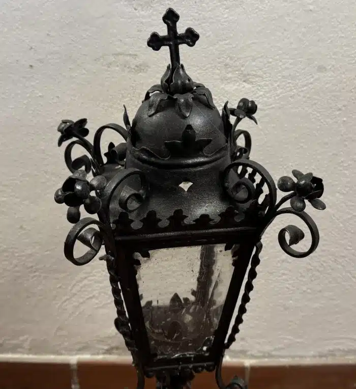 Halbhohe Historismus-Schmiedeeisenlaterne um 1930 Schmiedeeisengestell in floraler Ausführung, trichterförmiger Korpus mit 4-seitiger Verglasung - teilw. kaputt  H. ca. 80 cm – Bild 4