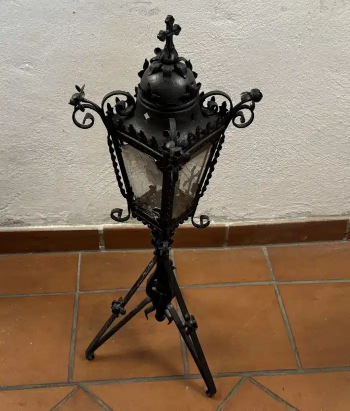 Halbhohe Historismus-Schmiedeeisenlaterne um 1930 Schmiedeeisengestell in floraler Ausführung, trichterförmiger Korpus mit 4-seitiger Verglasung - teilw. kaputt  H. ca. 80 cm
