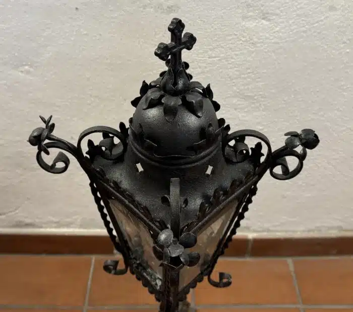 Halbhohe Historismus-Schmiedeeisenlaterne um 1930 Schmiedeeisengestell in floraler Ausführung, trichterförmiger Korpus mit 4-seitiger Verglasung - teilw. kaputt  H. ca. 80 cm – Bild 2