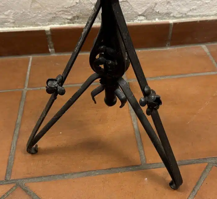 Halbhohe Historismus-Schmiedeeisenlaterne um 1930 Schmiedeeisengestell in floraler Ausführung, trichterförmiger Korpus mit 4-seitiger Verglasung - teilw. kaputt  H. ca. 80 cm – Bild 3