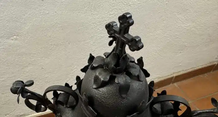 Halbhohe Historismus-Schmiedeeisenlaterne um 1930 Schmiedeeisengestell in floraler Ausführung, trichterförmiger Korpus mit 4-seitiger Verglasung - teilw. kaputt  H. ca. 80 cm – Bild 8