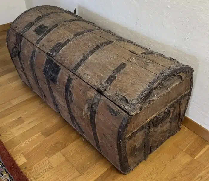 Rundbogentruhe, Koffertruhe 18. Jahrhundert Nadelholz natur L 110 cm B 52 cm H 50 cm – Bild 2