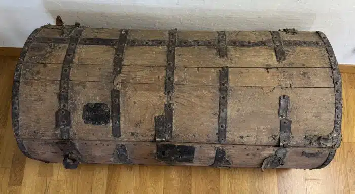 Rundbogentruhe, Koffertruhe 18. Jahrhundert Nadelholz natur L 110 cm B 52 cm H 50 cm – Bild 5