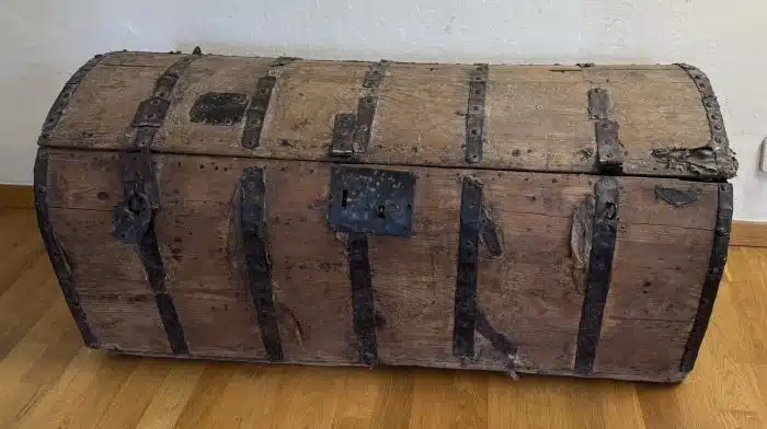 Rundbogentruhe, Koffertruhe 18. Jahrhundert Nadelholz natur L 110 cm B 52 cm H 50 cm – Bild 6
