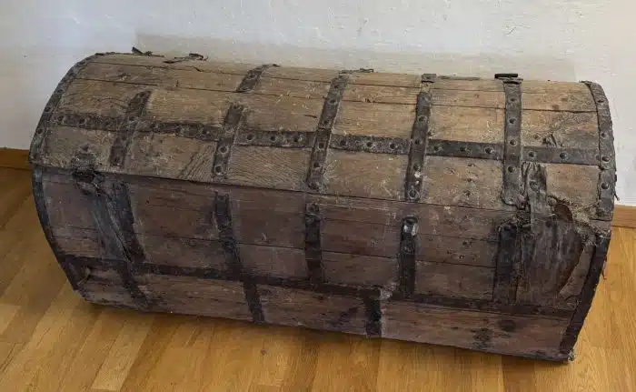 Rundbogentruhe, Koffertruhe 18. Jahrhundert Nadelholz natur L 110 cm B 52 cm H 50 cm – Bild 11