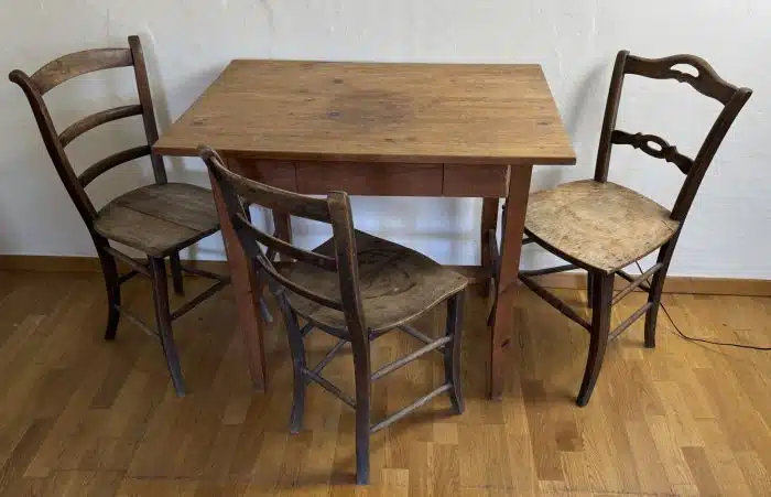 Essgruppe Tisch mit Lade 3 Stühle 19.Jh. Tisch L 92x64 cm H. 79 cm